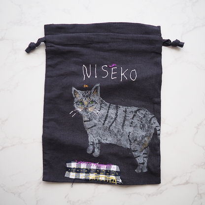 ハンドペイント＆ダーニング刺繍のUKIKI CATS 巾着